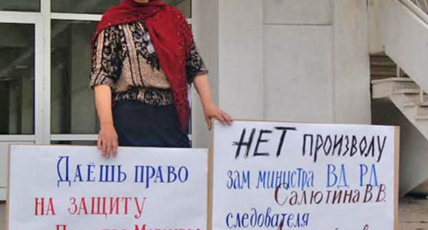 Patimat Abakargadzhieva, mother of Magomed Piraev, at the picket against the abuse of power by the national security service. Makhachkala, July 24, 2013. Photo by Natalya Kraynova for the "Caucasian Knot"