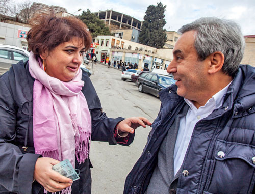 Journalist of the Azerbaijani service of Radio Liberty Khadija Ismayilova and her advocate Elton Guliev. Baku, February 18, 2014. Photo by Aziz Karimov for the ‘Caucasian Knot’.