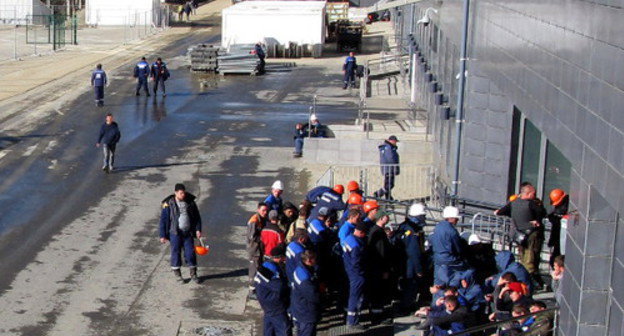 Builders during lunch break. Sochi, ‘Laura’ Biathlon Complex, November 21, 2013. Photo by Tatiana Ukolova for the ‘Caucasian Knot’. 