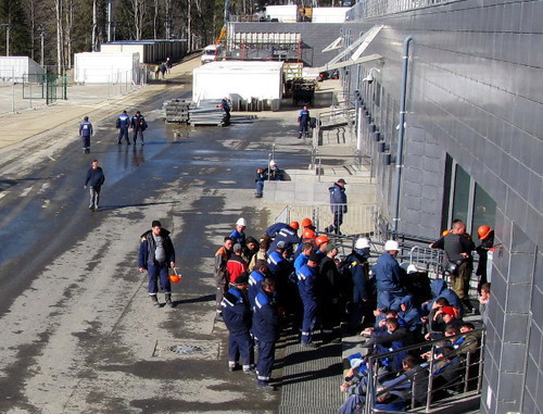 Builders during lunch break. Sochi, ‘Laura’ Biathlon Complex, November 21, 2013. Photo by Tatiana Ukolova for the ‘Caucasian Knot’. 