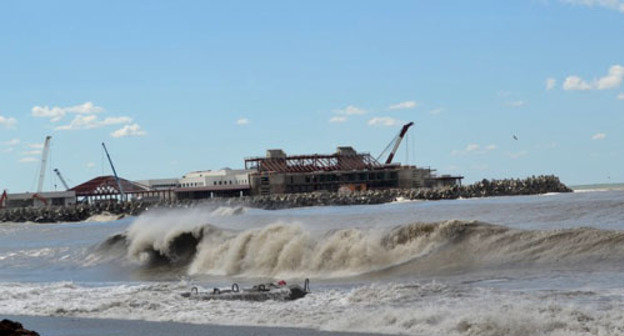 Seaside at the ‘Riviera’ beach. Sochi, autumn of 2013. Photo by Svetlana Kravchenko for the ‘Caucasian Knot’.