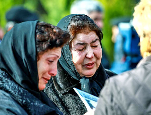 Residents of Azerbaijan came to the memorial to victims of the tragedy in Khodjaly. Baku, Khatainsky District, February 26, 2014. Photo by Aziz Karimov for the "Caucasian Knot"