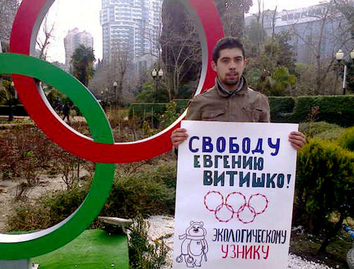 Civic activist David Khakim holds a solo picket in support of Evgeny Vitishko. Sochi, February 17, 2013. Photo by Semyon Simonov for the "Caucasian Knot"