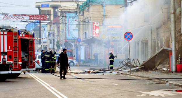 Makhachkala, October 30, 2013. After the second explosion at the liquor store on the corner of Sovetskaya and Dakhadaeva streets. Photo by the press service of the administration of Makhachkala, http://www.mkala.ru/