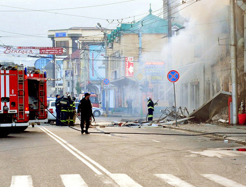 Makhachkala, October 30, 2013. After the second explosion at the liquor store on the corner of Sovetskaya and Dakhadaeva streets. Photo by the press service of the administration of Makhachkala, http://www.mkala.ru/