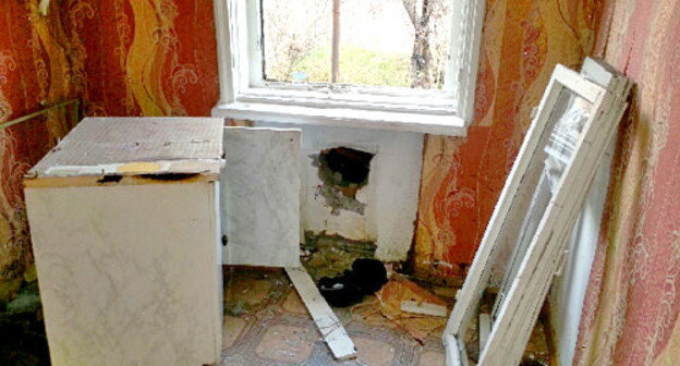 Demolition of the house in Rabochaya street before the eviction of the residents. In the photo: one of the apartments in the house. Ingushetia, November 20, 2013. Photo courtesy of the residents of the house