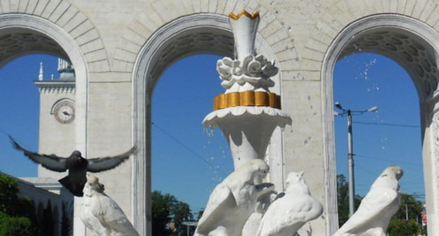 Ukraine, Simferopol. Fontaine ‘Pigeons’. Photo: V.Biletsky, http://uk.wikipedia.org/ 