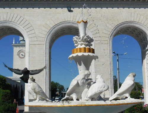 Ukraine, Simferopol. Fontaine ‘Pigeons’. Photo: V.Biletsky, http://uk.wikipedia.org/ 