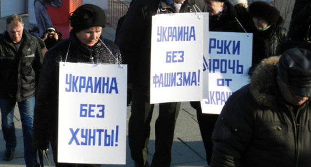 Volgograd residents going to the rally in support of the Russian-speaking population of Ukraine. Volgograd, March 4, 2014. Photo by Tatiana Filimonova for the ‘Caucasian Knot’. 