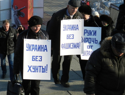 Volgograd residents going to the rally in support of the Russian-speaking population of Ukraine. Volgograd, March 4, 2014. Photo by Tatiana Filimonova for the ‘Caucasian Knot’. 