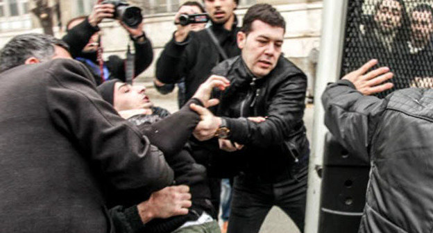 Police officer detaining participant of the rally against demolition of houses. Baku, March 3, 2014. Photo by Aziz Karimov for the ‘Caucasian Knot’. 