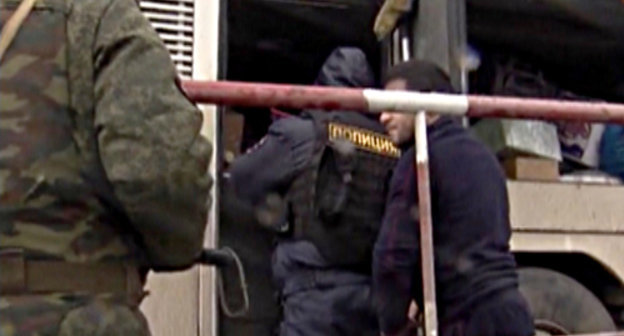 Temporary Interservice Team holding inspection or intercity bus. Volgograd Region, Svetloyarsk District, Bolshie Chapurniki village, January 2014. Screenshot from the video of Volgograd Region MIA press-service, http://34mvd.ru/news/item/1826526/ 