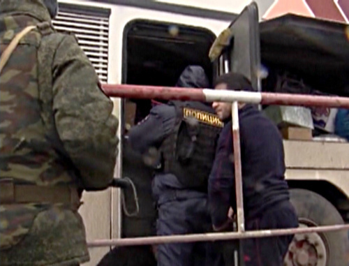 Temporary Interservice Team holding inspection or intercity bus. Volgograd Region, Svetloyarsk District, Bolshie Chapurniki village, January 2014. Screenshot from the video of Volgograd Region MIA press-service, http://34mvd.ru/news/item/1826526/ 