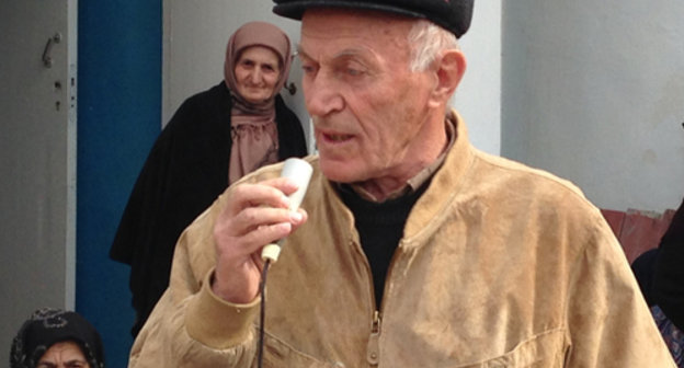 Resident of Irganay village Gusein Gebekov giving a talk before the gathering of representatives of Irganay, Maidanskoe, Arakani, Untsukul villages. Dagestan,  Untsukul District, Irganay village, March 5, 2014. Photo by Patimat Makhmudova for the ‘Caucasian Knot’. 