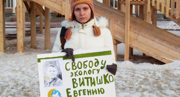 Solo picket in support of Evgeny Vitishko in Novokuybushevsk, Samara Region, March 6, 2014. Photo by Marina Romanova, http://green-union.org/node/626