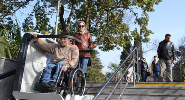 Flor Vladimirov testing new lift for wheelchairs in pedestrian underpass at ‘Moscow’ hotel in Kurortny Avenue. Sochi, March 9, 2014. Photo by Svetlana Kravchenko for the ‘Caucasian Knot’. 