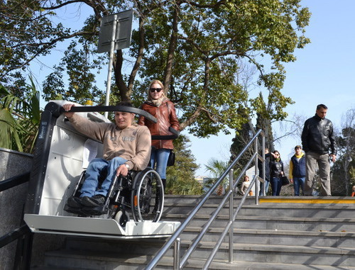 Flor Vladimirov testing new lift for wheelchairs in pedestrian underpass at ‘Moscow’ hotel in Kurortny Avenue. Sochi, March 9, 2014. Photo by Svetlana Kravchenko for the ‘Caucasian Knot’. 