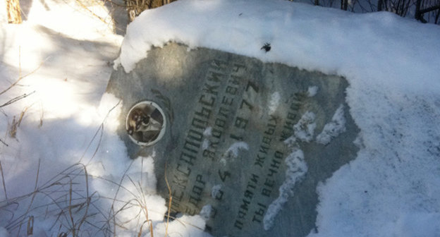 Broken grave-stone at one of Christian cemeteries in Chechnya. February 2014. Photo: HRC "Memorial", http://memo.ru/d/189489.html