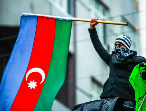 Participant of the rally in protest of fuel prices rise holding the flag of  Azerbaijan. Baku, December 15, 2013. Photo by Aziz Karimov for the ‘Caucasian Knot’. 