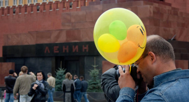 Tourists in Moscow's Red Square. Photo: kersy83, https://www.flickr.com/photos/kersy83/4003523597