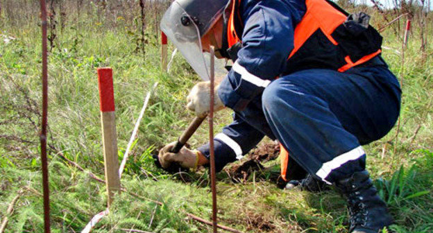 Field engineer demining farmland. Photo http://www.mchs.gov.ru/