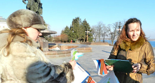 Participants of a picket in support of the Russian-speaking population of the Crimea. Volgograd, March 14, 2014. Photo by Tatyana Filimonova for the "Caucasian Knot"