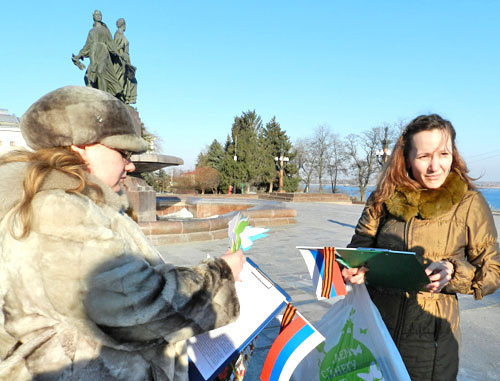 Participants of a picket in support of the Russian-speaking population of the Crimea. Volgograd, March 14, 2014. Photo by Tatyana Filimonova for the "Caucasian Knot"