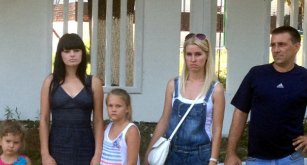 Relatives of a seven-year-old girl near the rehabilitation center "Rodnik". To the right - girl's father Evgeny Serdyukov. Photo by Yekaterina Papko courtesy of the "Caucasian Knot" author