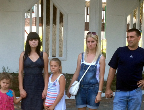 Relatives of a seven-year-old girl near the rehabilitation center "Rodnik". To the right - girl's father Evgeny Serdyukov. Photo by Yekaterina Papko courtesy of the "Caucasian Knot" author