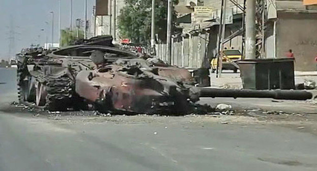 Tank T-72 destroyed in Aleppo. Syria, October 6, 2012. Photo: Voice of America News: Scott Bob reports from Aleppo, Syria, http://ru.wikipedia.org/