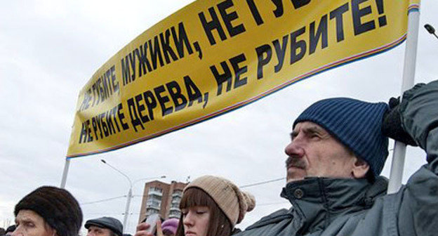 Rally against felling trees in the "Krasnaya Vesna" Grove in Novocherkassk, December 2013. Photo by Anatoly Karbinov, group in support of the "Krasnaya Vesna" Grove, http://vk.com/album-60943840_182236080