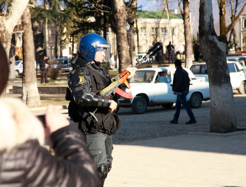 At the streets of Ismailly during the riots on January 24, 2013. Photo by Aziz Karimov for the ‘Caucasian Knot’. 