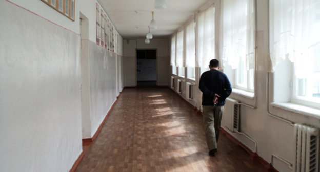 In the corridor of the secondary school of Nizhni Cherek, March 16, 2014. Photo by Lyudmila Maratova for the ‘Caucasian Knot’.