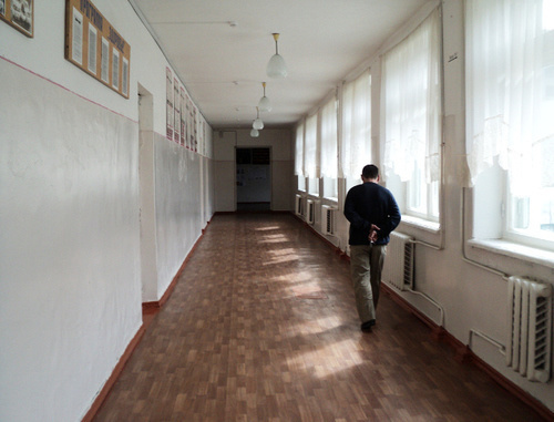 In the corridor of the secondary school of Nizhni Cherek, March 16, 2014. Photo by Lyudmila Maratova for the ‘Caucasian Knot’.