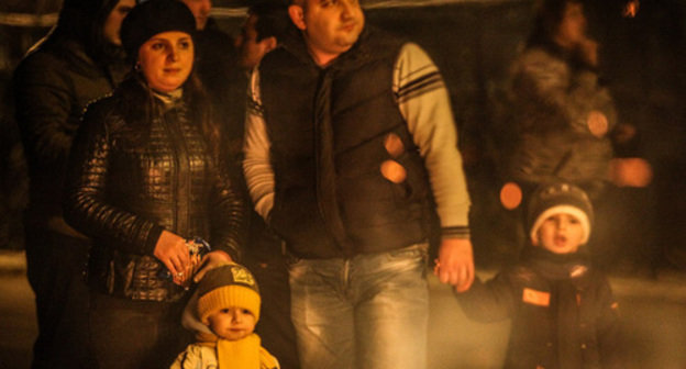 Baku residents near the traditional bonfire during celebrations of Novruz Bayram. March 19, 2014. Photo by Aziz Karimov for the ‘Caucasian Knot’. 