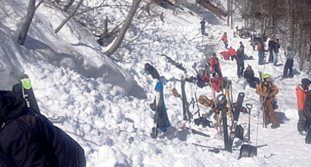 At the spot of the avalanche, March 23. 2014. Photo by the press service of the Krasnodar Region branch of the Ministry for Emergencies (MfE), http://www.23.mchs.gov.ru/operationalpage/emergency/detail.php?ID=27030