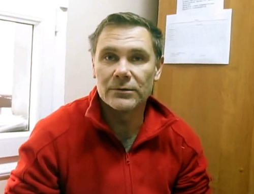 Evgeny Vitishko in the special detention facility of the Tuapse OVD (Interior Division), February 16, 2014. Screenshot of a footage by the members of the Public Oversight Commission (POC), http://www.youtube.com/watch?v=Qfi_M9WTmOI