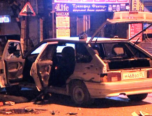 The car which the police tried to stop to check documents, but its passengers opened fire and were killed by retaliatory shooting. Khasavyurt, March 24, 2014. Photo http://nac.gov.ru/