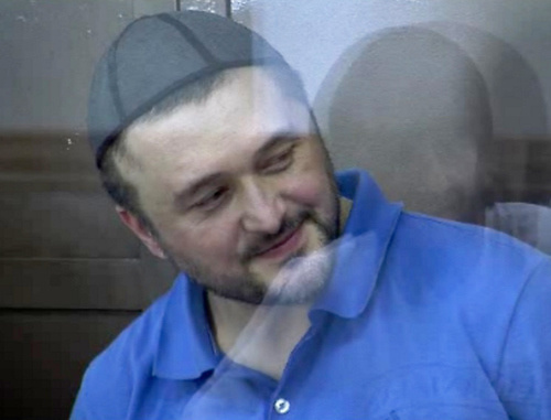 Rustam Makhmudov accused of the murder of Anna Politkovskaya, in the courtroom. June 4, 2013. Screenshot of a video by the press service of the Moscow City Court, http://www.mos-gorsud.ru/video/sudzs/?pn=0&id=168