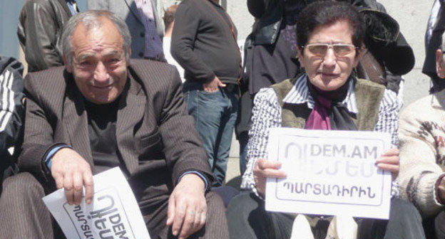 Participants of a protest action against pension reforms. Inscriptions on the leaflets: "DEM.AM/I object". Armenia, Yerevan, March 24, 2014. Photo by Armine Martirosyan for the "Caucasian Knot"