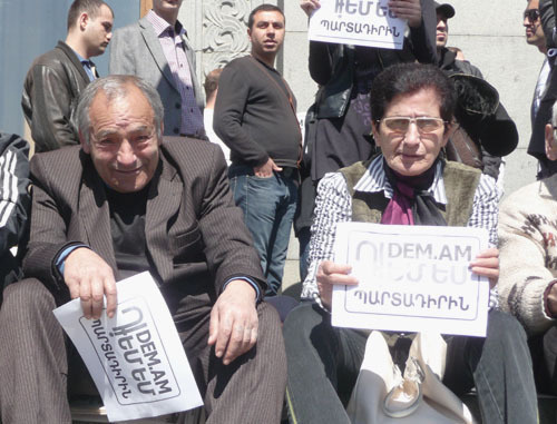 Participants of a protest action against pension reforms. Inscriptions on the leaflets: "DEM.AM/I object". Armenia, Yerevan, March 24, 2014. Photo by Armine Martirosyan for the "Caucasian Knot"