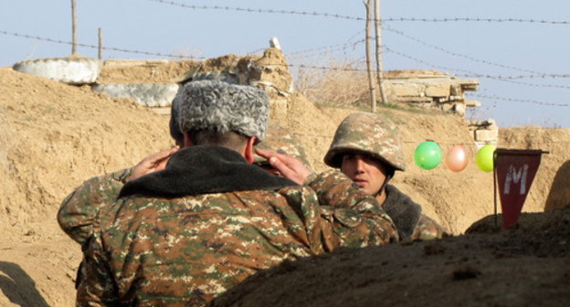 Militants of the Nagorno-Karabakh Defense Army report to the commander on the situation on front line. Nagorno-Karabakh, Martuninsky District, December 30, 2013. Photo by Alvard Grigoryan for the "Caucasian Knot"