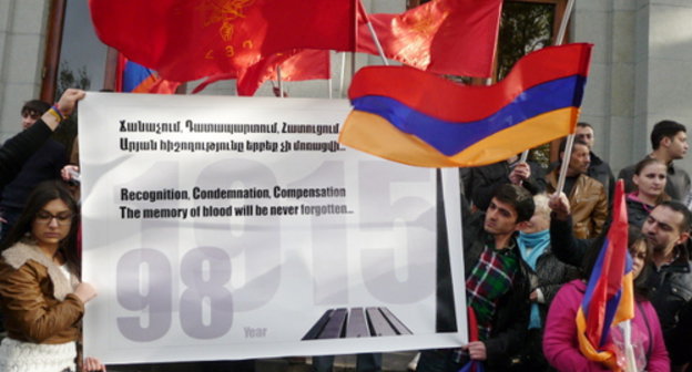 Participants of the torchlight procession in memory of the Armenian Genocide in the Ottoman Empire. Yerevan, April 23, 2013. Photo by Armine Martirosyan for the "Caucasian Knot"