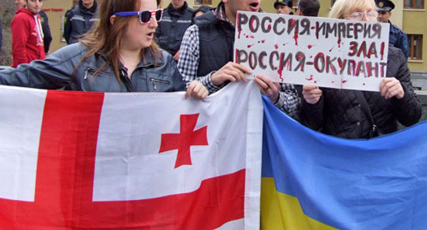 Participants of a protest action against TV Bridge with Russia. Tbilisi, March 28, 2014. Photo by Edita Badasyan for the "Caucasian Knot"