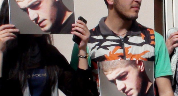 Activists with a portrait of Mamed Azizov at the silent protest action near the building of the Court of Appeal. Baku, March 27, 2014. Photo by Parvana Bayramova for the "Caucasian Knot"