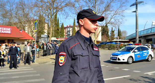 Law enforcers in the streets of Sochi during the final stage of the Paralympic Torch Relay. March 6, 2014. Photo by Svetlana Kravchenko for the "Caucasian Knot"