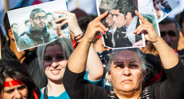 Relatives and team-mates of the arrested  activists of the civil movement "Nida" at the meeting in support of the presidential candidate Jamil Gasanli. Baku, September 28, 2013. Photo by Aziz Karimov for the "Caucasian Knot"