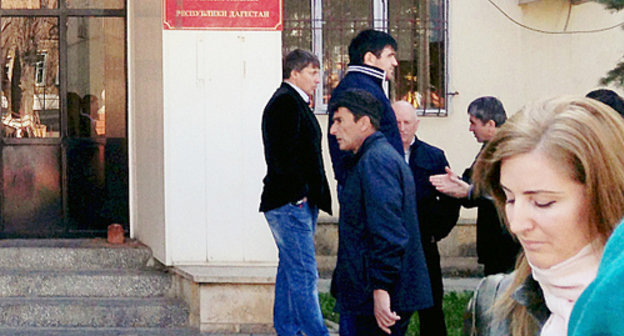 At the building of the Makhachkala Lenin District Court during the first hearing of a case of murder of journalist Abdulmalik Akhmedilov. April 10, 2014. Photo by Patimat Makhmudova for the "Caucasian Knot"