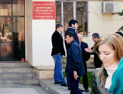 At the building of the Makhachkala Lenin District Court during the first hearing of a case of murder of journalist Abdulmalik Akhmedilov. April 10, 2014. Photo by Patimat Makhmudova for the "Caucasian Knot"