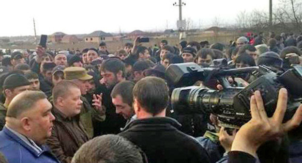 Relatives of the detained blocked the Federal Highway "Kavkaz" in North Ossetia. North Ossetia, April 11, 2014. Photo https://www.youtube.com/